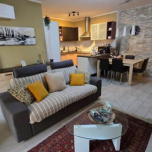 Appartement Prime - Large Independent Apartment, Air Conditioning, 2 Bathrooms, 2 Free Covered Parking Spaces, No Restricted Traffic Zone, Train Station 100m, Theatre 150m, Historic Centre, Varèse